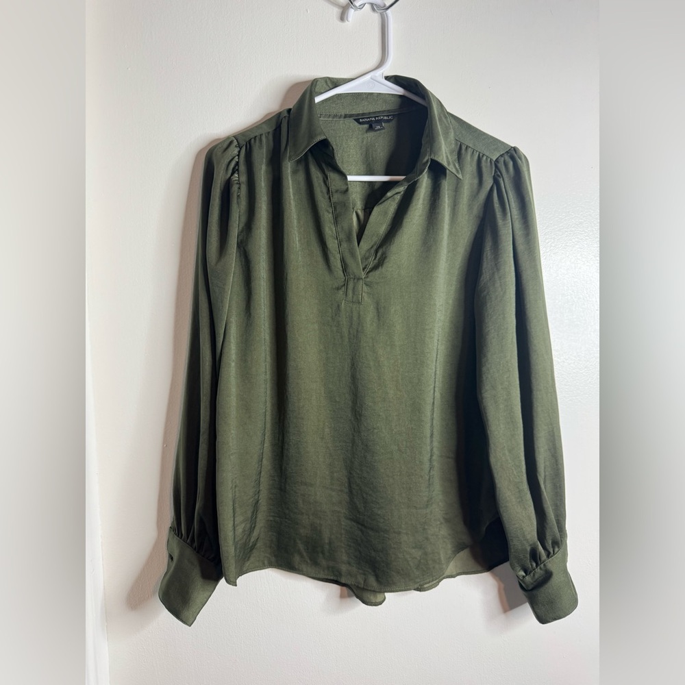 Banana Republic Women's Long Sleeve V Neck Satin Pullover Blouse Size XS